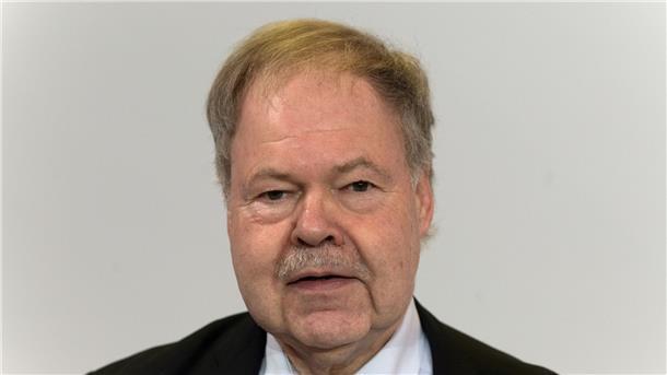 Fahrgastverband: Drei Milliarden reichen nicht  Die Politik habe den dritten Schritt vor dem ersten gemacht, meint Karl-Peter Naumann.