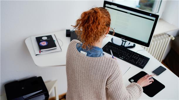 Die Politik stellt Unternehmen und Beschäftigten schrittweise Lockerungen der Homeoffice-Pflicht in Aussicht. Die Gewerkschaften treten derweil auf die Bremse.
