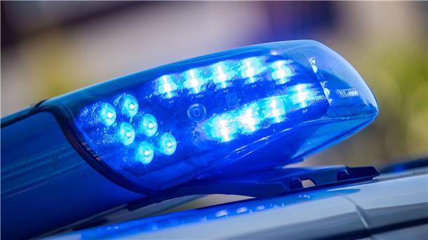 Ein Blaulicht ist auf dem Dach eines Polizeifahrzeugs zu sehen.