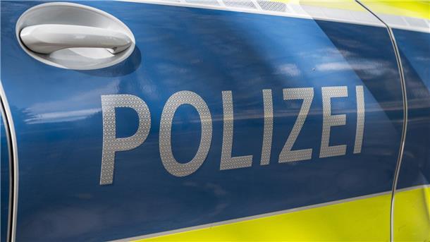 Unbekannte brechen Zigarettenautomaten auf Polizeifahrzeug