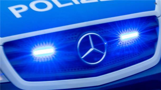 Räuberjagd in Wulsdorf: 67-Jähriger und Helfer retten Tasche Ein Einsatzfahrzeug der Polizei fährt mit Blaulicht durch die Innenstadt.