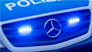Räuberjagd in Wulsdorf: 67-Jähriger und Helfer retten Tasche Ein Einsatzfahrzeug der Polizei fährt mit Blaulicht durch die Innenstadt.