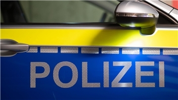 „Polizei“ ist auf der Tür eines Polizeiautos zu lesen. 