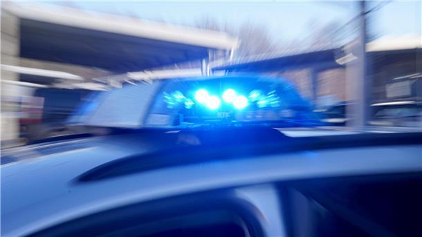 Blaulicht leuchtet an einem Einsatzfahrzeug.