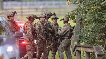Die Polizei des US-Bundesstaates Pennsylvania durchsucht den Wald und einen Bach in der Gemeinde Pennsbury nach dem entkommenen Häftling.