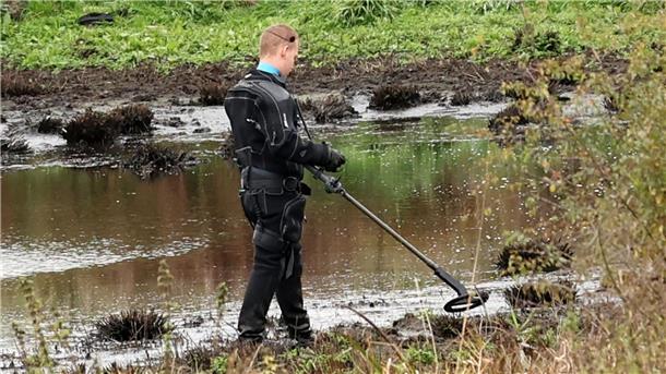 Vermisster Fabian ist tot - Erneute Spurensuche am Fundort Die Polizei durchsuchte den Tümpel mit einem Detektor.