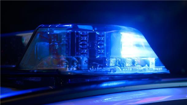 Mann fährt gezielt E-Scooter mit Auto an Die Polizei ermittelt gegen den mutmaßlichen Täter. (Symbolbild)