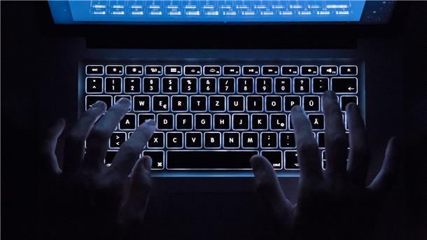 Die Polizei ermittelt gegen einen bislang unbekannten Täter, der im Internet mehrere Morddrohungen gegen den Braker Bürgermeister Michael Kurz veröffentlicht hat.
