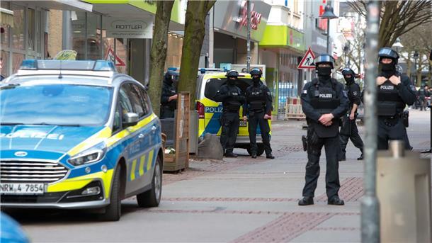 Ermittlungen nach Bombendrohung - Tatverdächtiger in Klinik Die Polizei ermittelt nach der Bombenfdrohung in Bochum.