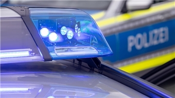 Ein Blaulicht auf dem Dach eines Polizeifahrzeugs.