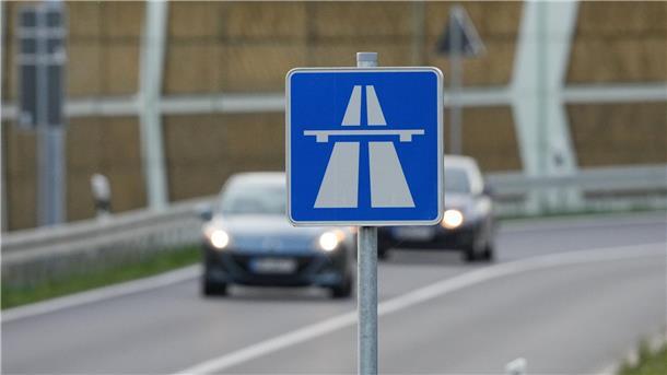 Unbekannte werfen Gegenstände auf A1 und A7 Die Polizei ermittelt wegen gefährlichen Eingriffs in den Straßenverkehr. (Symbolbild)