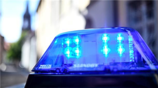 25-Jähriger stirbt nach Sturz mit Pedelec bei Scheeßel Das Blaulicht eines Polizeiautos leuchte