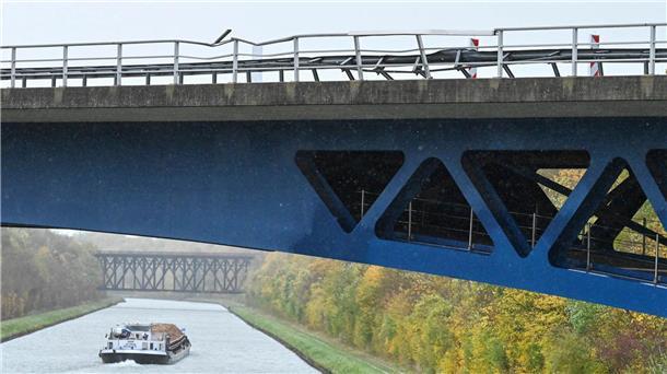 Unfall mit drei Toten im Kanal – weiter Fragen offen Die Polizei ermittelt zu den Hintergründen des Unfalls an der Brücke.