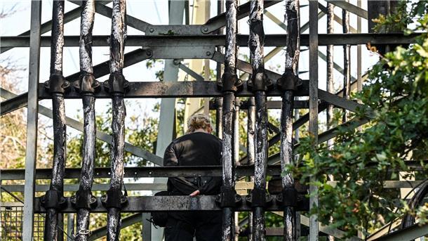 Brandanschlag auf Kabel – Zehntausende weiter ohne Strom Die Polizei ermittelt zu einem Brandanschlag auf Strommasten in Berlin.