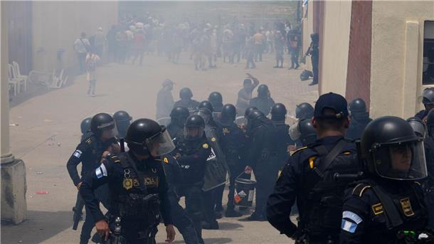 Begleitet von Korruptionsvorwürfen: Guatemala wählt Die Polizei feuert Tränengas auf ein Wahllokal, nachdem es in Guatemala-Stadt zu Zusammenstößen gekommen war.