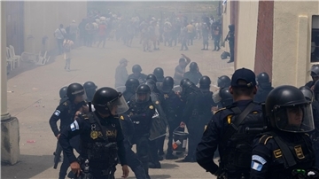 Die Polizei feuert Tränengas auf ein Wahllokal, nachdem es in Guatemala-Stadt zu Zusammenstößen gekommen war.