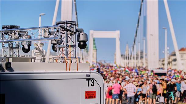 Feiern unterm Regenbogen Die Polizei filmte die Pride-Parade in Budapest. Wegen eines Verbots könnten auf die Teilnehmerinnen und Teilnehmer nun Geldstrafen zukommen.