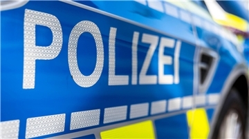 Die Polizei findet einen geflüchteten Autofahrer nach einem Unfall schlafend in einer Pension. (Symbolbild)