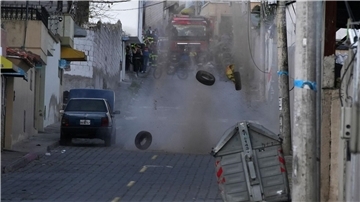 Die Polizei führt eine kontrollierte Explosion eines verdächtigen Fahrzeugs durch, das einen Häuserblock vom Gefängnis El Inca entfernt geparkt ist.