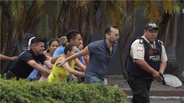 Gewalt in Ecuador: Banden fordern den Staat heraus Die Polizei führt Mitarbeiter des Fernsehsenders TC in Guayaquil aus dem Gebäude.