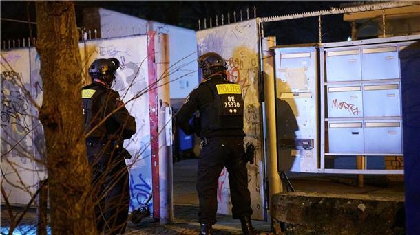 Polizei durchsucht bei RAF-Fahndung Wagenburg und Wohnung Die Polizei geht davon aus, dass Garweg eine Unterkunft auf dem durchsuchten Bauwagengelände genutzt hat.