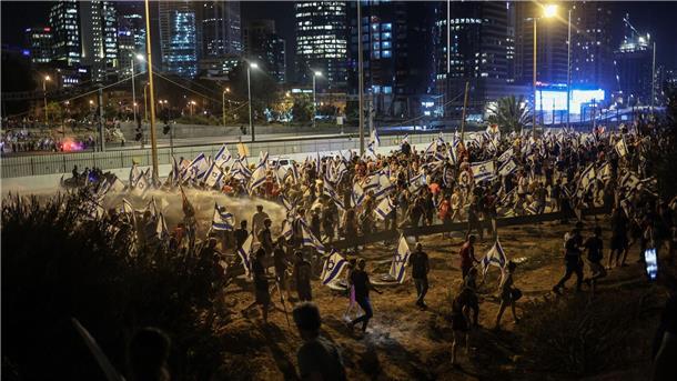 Justizreform in Israel schreitet voran - Herzog in den USA Die Polizei geht mit Wasser gegen Demonstranten vor, die gegen die Pläne der Regierung protestieren.