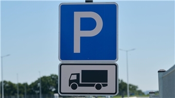 Pause auf der Autobahn bei Bremerhaven bringt Trucker Ärger mit der Polizei Ein Schild «Parkplatz für LKW» ist auf einem Lkw-Parkplatz an einer Autobahn zu sehen.