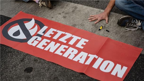 Klima-Blockierer: Razzia bei „Letzte Generation“-Mitgliedern Die Polizei hat bundesweit Objekte von Mitgliedern der „Letzten Generation“ durchsucht.