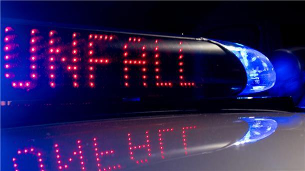 Das Foto zeigt die Digitalanzeige eines Polizeiautos mit der Aufschrift "Unfall".