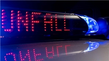 Das Foto zeigt die Digitalanzeige eines Polizeiautos mit der Aufschrift "Unfall".
