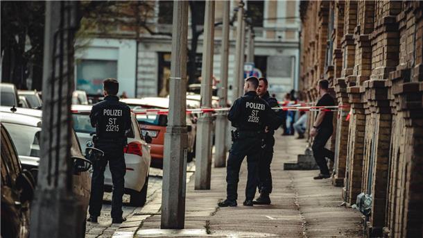 Sprengsatz in Halle - Haftbefehl gegen Tatverdächtigen Die Polizei hat in einer Wohnung in Halle einen Gegenstand gefunden, bei dem es sich nach ersten Ermittlungen um einen zündfähigen Sprengsatz handelt.