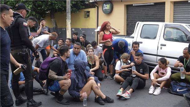 Gewalt in Ecuador: Banden fordern den Staat heraus Die Polizei hat Mitarbeiter des Fernsehsenders TC evakuiert, nachdem eine Gruppe bewaffneter Männer während einer Live-Übertragung in das Studio eingedrungen war.