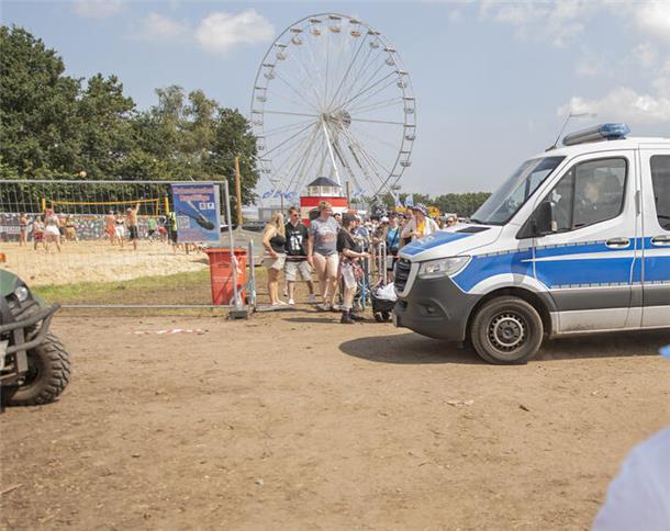 Polizei ermittelt im Vergewaltigungsfall Polizeiwagen vor Riesenrad beim Deichbrand-Festival