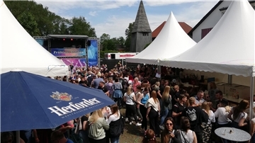 Partygäste an Pavillonzelten in Steinau