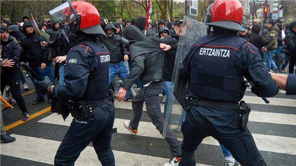 Die Polizei hatte alle Hände voll zu tun in Bilbao.
