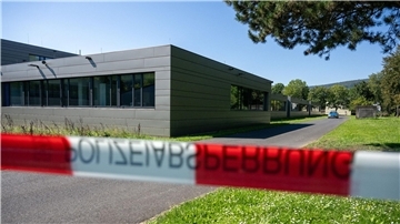 Die Polizei hatte am Freitagnachmittag in einer kleinen Grünanlage neben dem Schulzentrum den leblosen 14 Jahre alten Jugendlichen gefunden.