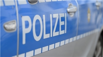 Der Schriftzug Polizei auf einem Fahrzeug.