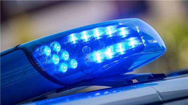 Rollerfahrer nötigen 18-Jährigen und verursachen Auffahrunfall Ein Blaulicht ist auf dem Dach eines Polizeifahrzeugs zu sehen.