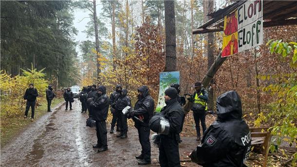 Polizei löst Tesla-Protestcamp komplett auf Die Polizei im Brandenburg entschied, die Besetzung des Waldstücks nahe der Tesla-Fabrik in Grünheide zu beenden. Seit Ende Februar protestieren dort Tesla-Gegner.