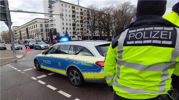 Die Polizei im Einsatz auf einer Straße in Karlsruhe.