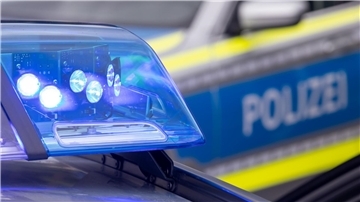 Ein Blaulicht auf dem Dach eines Polizeifahrzeugs.