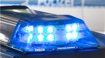 Bremerhaven: Polizei erwischt Bewaffneten mit geklautem Roller  Ein Blaulicht leuchtet auf dem Dach eines Polizeiwagens.