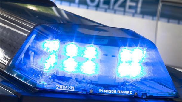 Vermutlich übersehen: Achtjähriger Radfahrer bei Unfall in Rotenburg verletzt Das Foto zeigt ein Blaulicht.