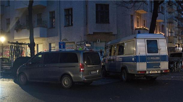 Die Polizei ist einem Bericht zufolge mit 170 Polizisten bei der Razzia in Berlin im Einsatz.