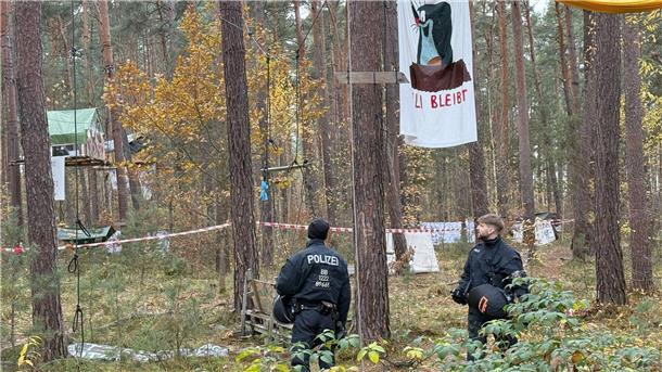 Die Polizei ist im Einsatz im Tesla-Protestcamp in Grünheide bei Berlin, weil Umweltaktivisten das Gelände für Kampfmittel-Untersuchungen nicht freiwillig verlassen wollen.