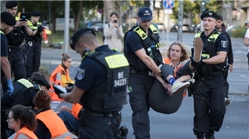 Die Polizei ist mit 500 Beamten im Einsatz. Hier werden Aktivisten der Letzten Generation vom Mehringdamm in Berlin weggetragen.