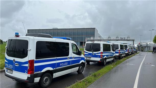 Zwei Tote nach Schüssen in Mercedes-Werk Die Polizei ist mit einem Großaufgebot vor Ort.