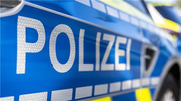 Tresor in Nordholz gestohlen - Polizei stellt drei Tatverdächtige Streifenwagen der Polizei