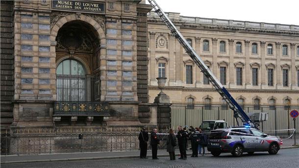 Louvre-Einbrecher stehlen Beute von „historischem Wert“ Die Polizei ist vor Ort.