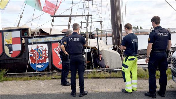 Die Polizei ist zur Untersuchung am Wremer Hafen.